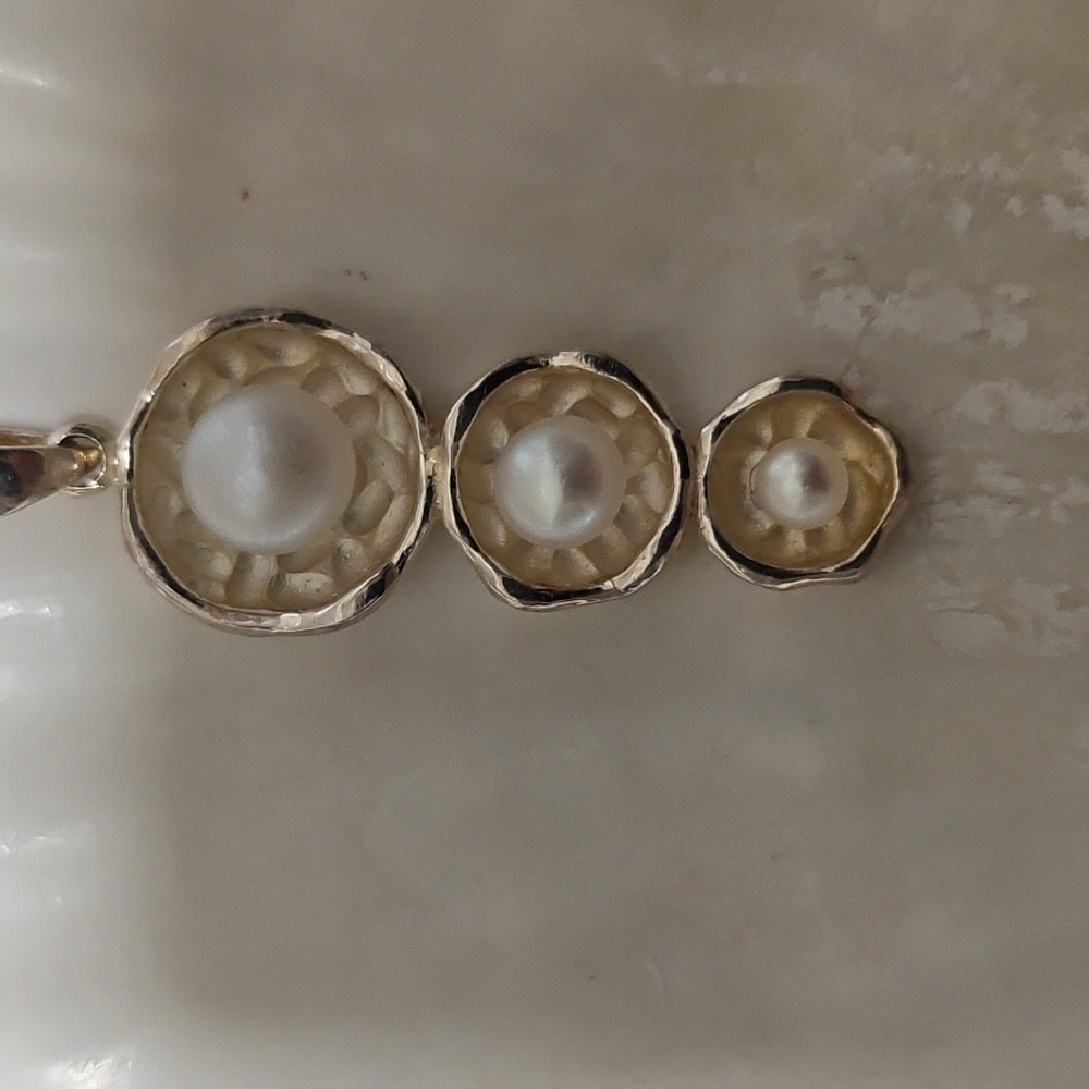 Cascading Pearls Pendant w/chain! - Picture 5 of 9